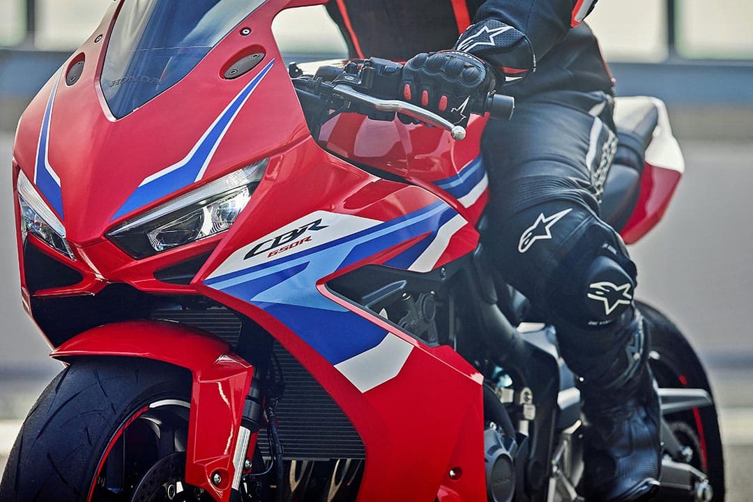 Honda CBR650R 2024 en el circuito con su piloto
