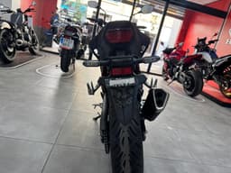 Vista trasera de una moto Honda CB750 Hornet negra en un concesionario