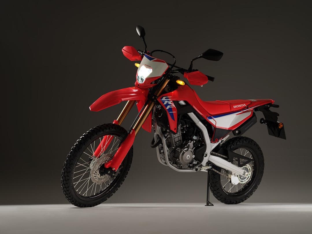 la nueva Honda CRF300L 2025 dispone de un frontal y carenados totalmente rediseñados , asi como una nueva decoracion mas endurera