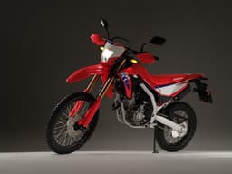 la nueva Honda CRF300L 2025 dispone de un frontal y carenados totalmente rediseñados , asi como una nueva decoracion mas endurera