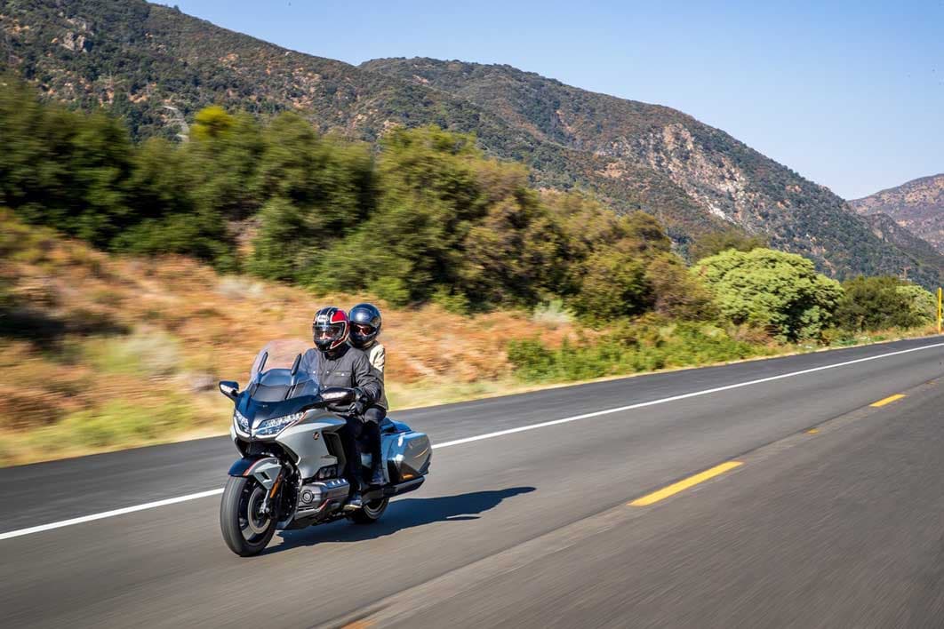 Mejores motos para viajar en pareja