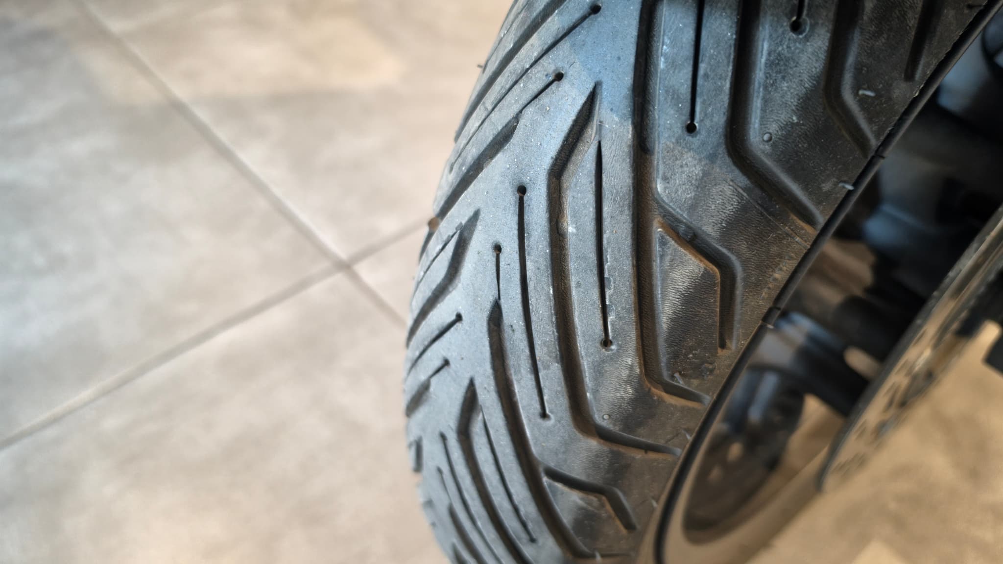 Primer plano de la rueda de una moto Honda Forza 125