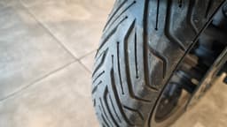 Primer plano de la rueda de una moto Honda Forza 125