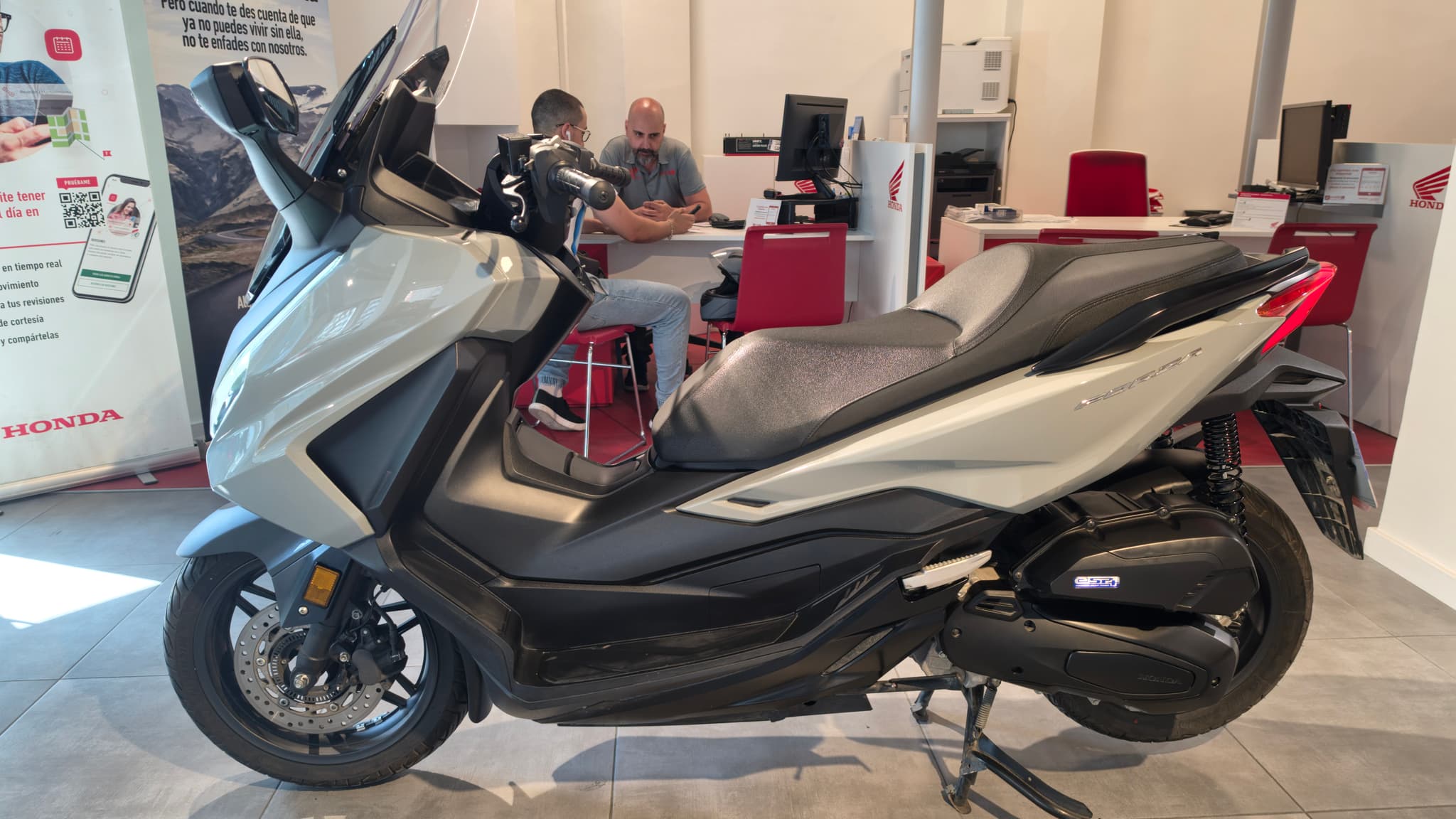 Scooter Honda Forza 125 gris en concesionario