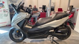 Scooter Honda Forza 125 gris en concesionario