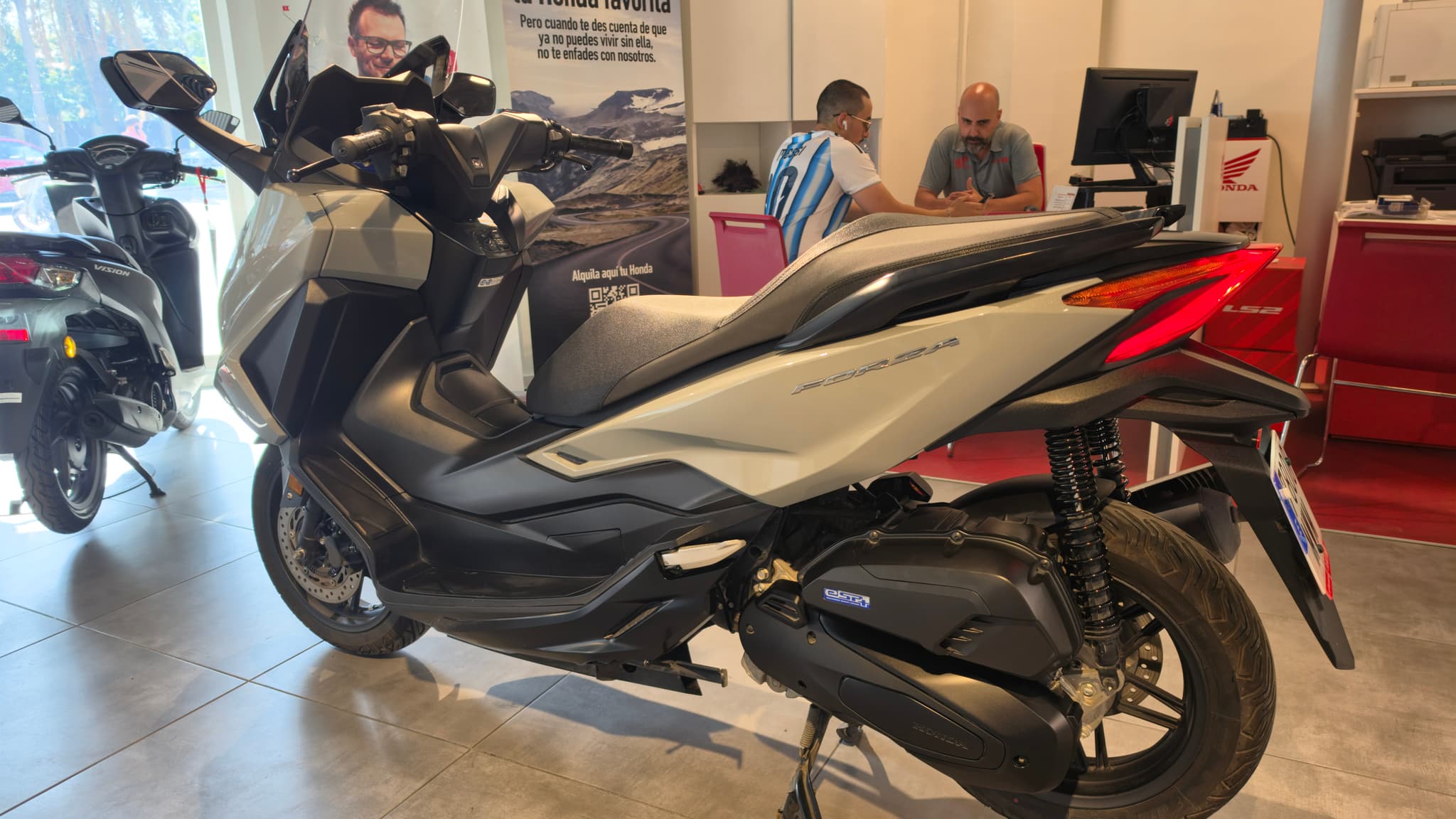 Scooter Honda Forza 125 gris en concesionario