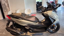 Scooter Honda Forza 125 gris de ocasion en exposición