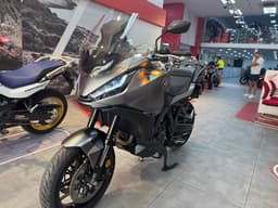 Honda Transalp gris en concesionario