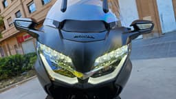 Vista frontal de Honda GL1800 Gold Wing DCT negra con luces LED encendidas.