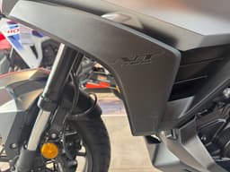 Detalle del logo NT en la carenado de una moto Honda NT1100