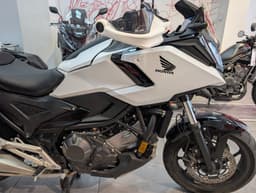 Honda NC750X blanca de perfil