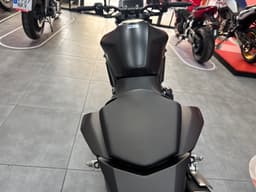 Vista trasera de una Honda CB750 Hornet negra en un concesionario