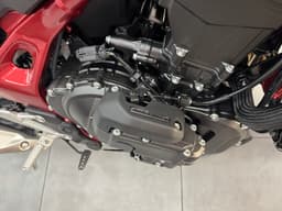 Motor de la Honda CB750 Hornet con chasis rojo