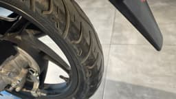 Detalle de la rueda trasera de una moto Honda Vision 110