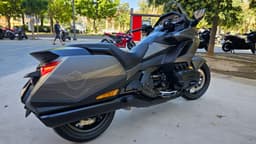 Honda GL1800 Gold Wing DCT gris oscuro estacionada