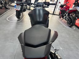 Vista trasera de una Honda CB750 Hornet negra en un concesionario.