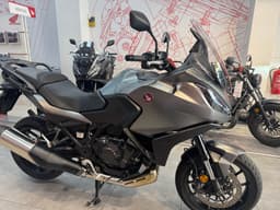 Honda NC750X gris en concesionario