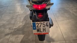 Vista trasera de una moto Honda Vision 110 con matrícula española