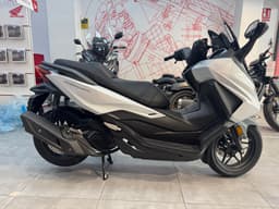 Scooter Honda Forza 125 blanco en exposición