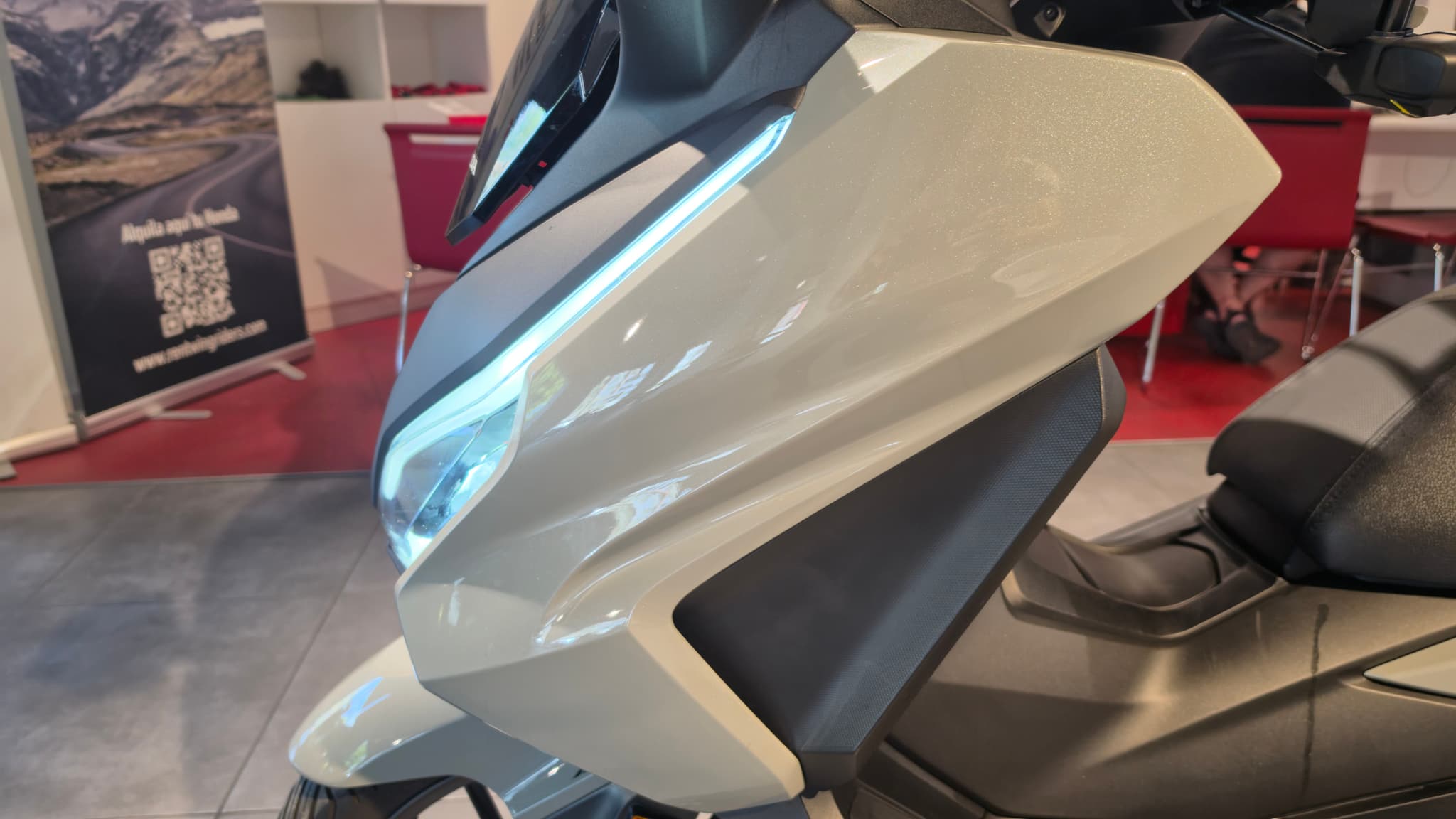 Scooter Honda FORZA 350 ocasion gris moderno con luces LED delanteras encendidas
