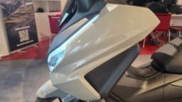 Scooter Honda FORZA 350 ocasion gris moderno con luces LED delanteras encendidas
