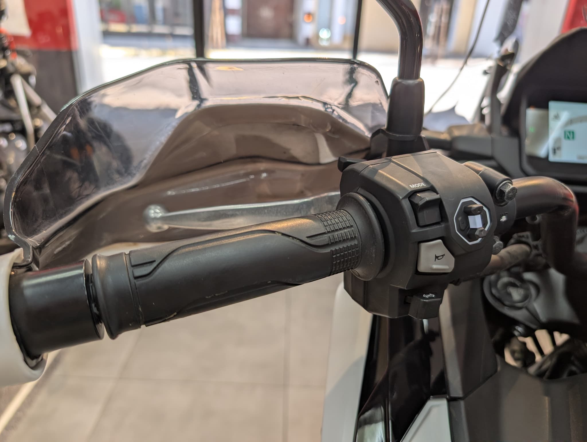 Detalle del manillar de una motocicleta con puño de acelerador y conjunto de interruptores Honda NC750X ocasión.