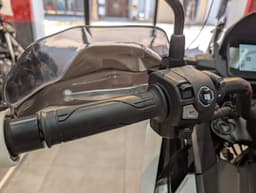 Detalle del manillar de una motocicleta con puño de acelerador y conjunto de interruptores Honda NC750X ocasión.