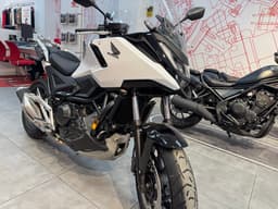 Moto Honda NC750X blanca en exposición