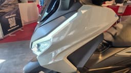 Detalle frontal de una moto Honda Forza 125 de color gris
