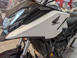 Logo de Honda en una moto blanca Honda NC750x de Ocasion