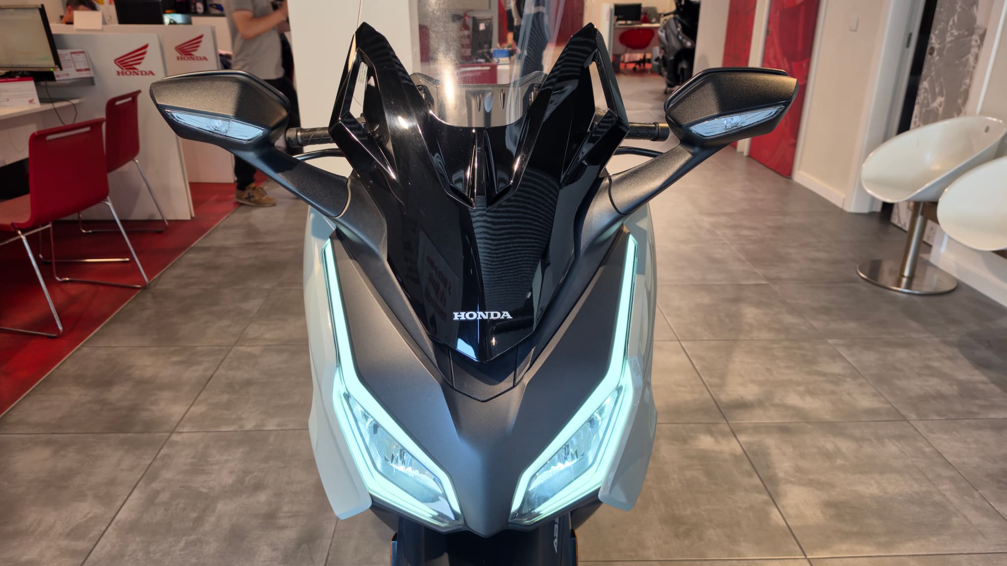 Vista frontal de una Honda Forza 125 de ocasion