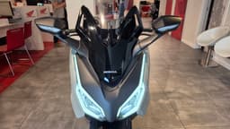 Vista frontal de una Honda Forza 125 de ocasion