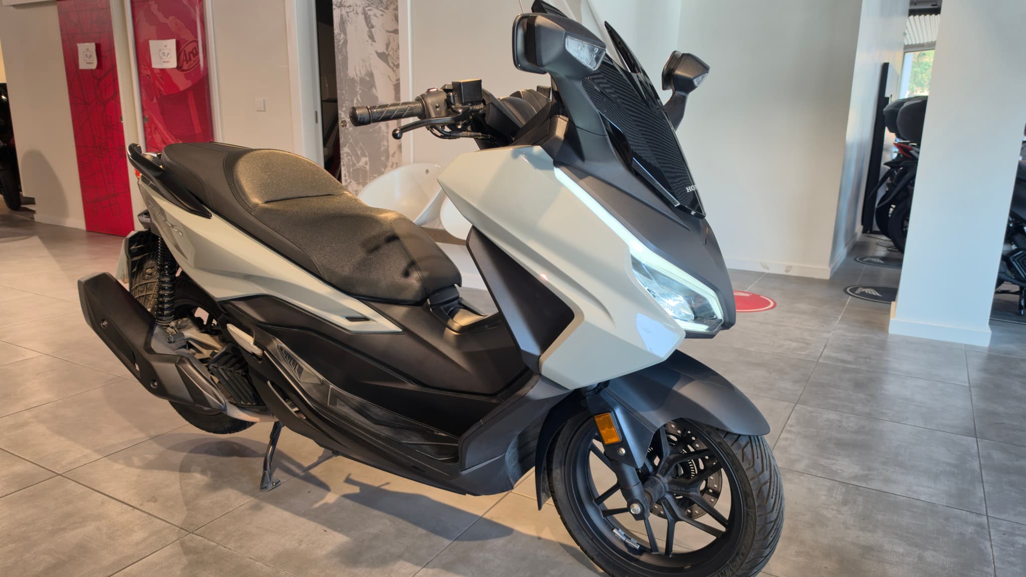 Scooter Honda Forza 125 blanca