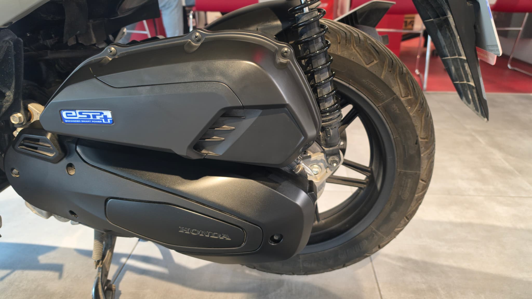Detalle del motor y rueda trasera de una Honda Forza 125