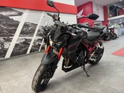 Honda CB750 Hornet negra con detalles rojos en exposición