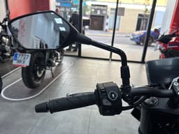 Manillar izquierdo y espejo retrovisor de una Honda CB750 Hornet negra en un concesionario