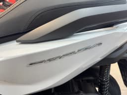 Emblema Forza en scooter Honda Forza 125 blanco