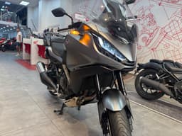 Honda NT1100 gris oscuro en concesionario