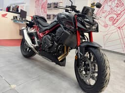 Moto Honda CB750 Hornet negra y roja en exposición