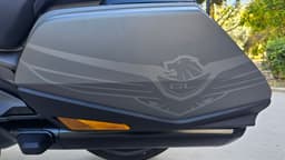 Maleta lateral gris de Honda Gold Wing GL1800 con logo GL