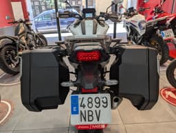 Vista trasera de una Honda Honda NC750X blanca con maletas laterales negras.