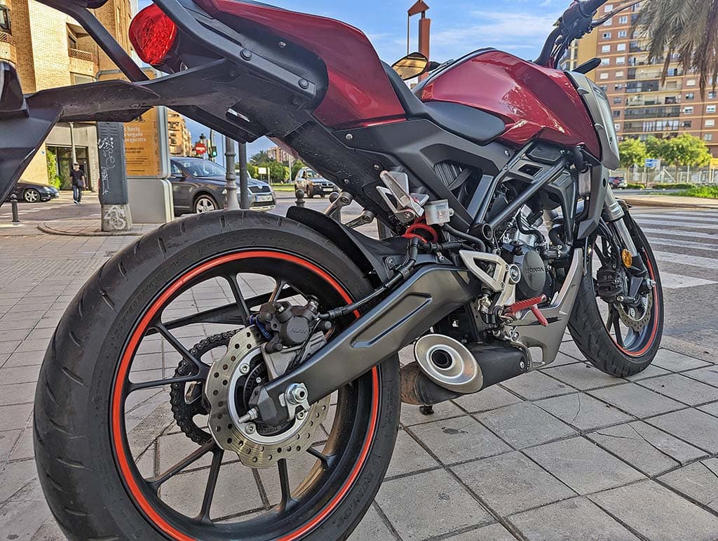 ¿Qué motos se pueden conducir con el carnet de coche?