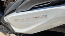 Emblema Forza en scooter Honda Forza 125 blanca