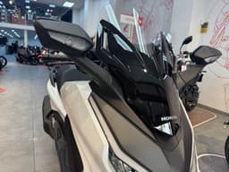 Scooter Honda Forza 125 blanco, vista frontal derecha