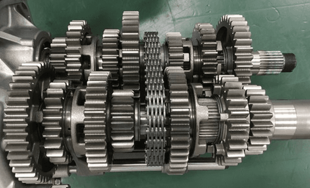 ¿Qué es mejor, una moto automática, manual o con eClutch?