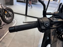 Manillar izquierdo negro de Honda NC750X con palanca de embrague y controles.