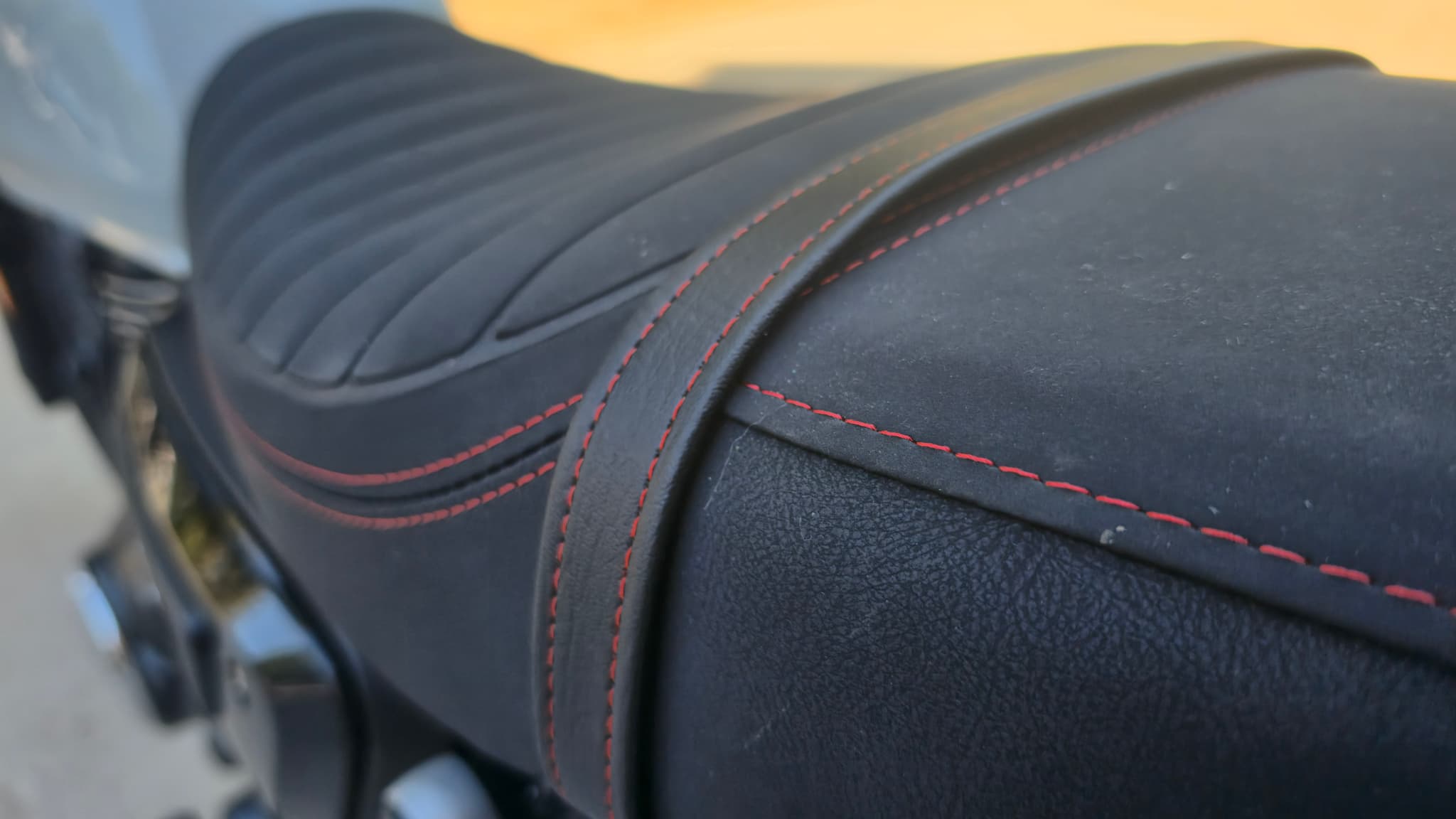 Asiento negro de motocicleta Honda GB350S con costuras rojas y correa
