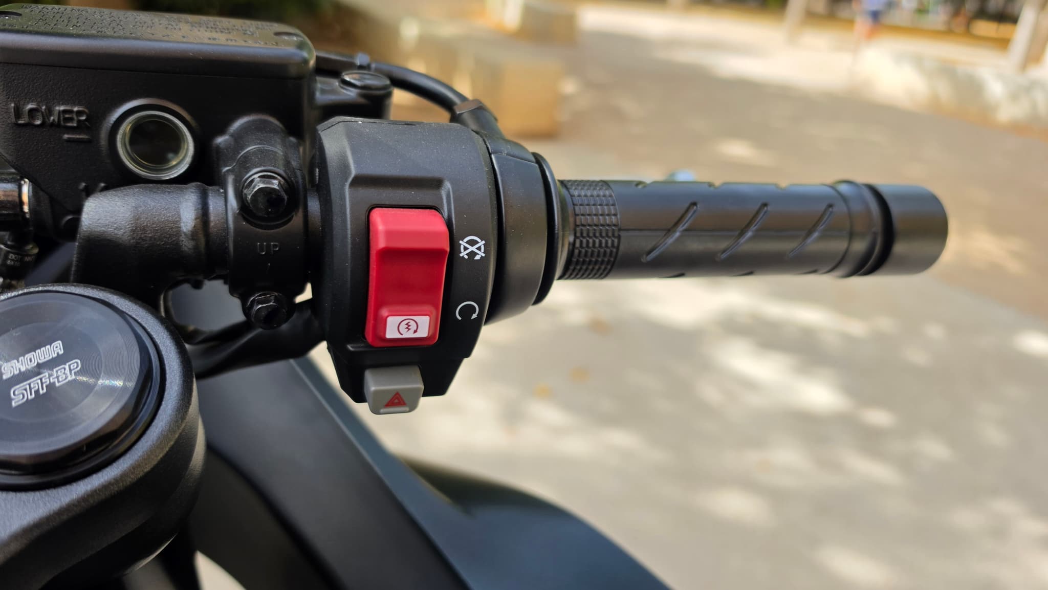 Manillar derecho de Honda CBR 650R negra mate con puño, interruptores y depósito de freno