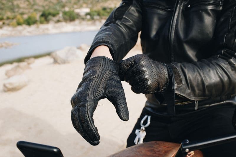 ¿ES OBLIGATORIO LLEVAR GUANTES EN MOTO?
