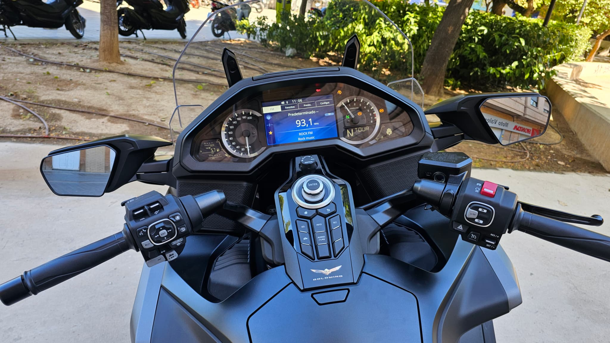 Vista del salpicadero, manillar y controles de la Honda Gold Wing DCT negra